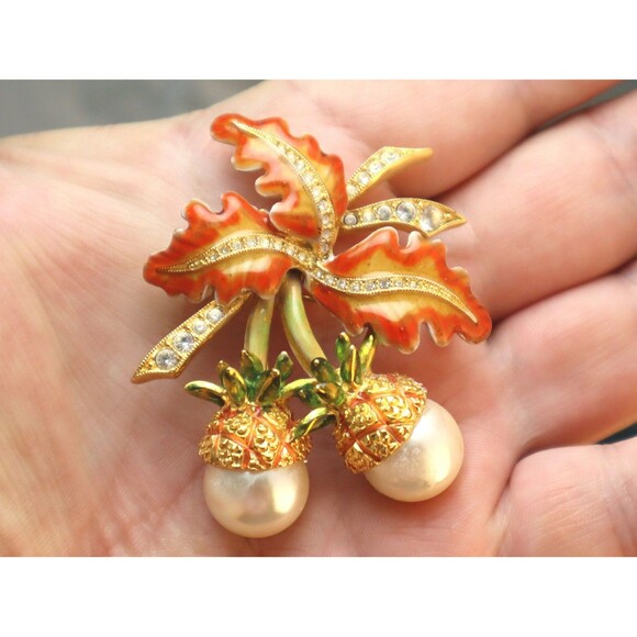 Joan Rivers Acorn Oak Leaf Brooch Vintage Rhinestone Pin - Picture 1 of 5